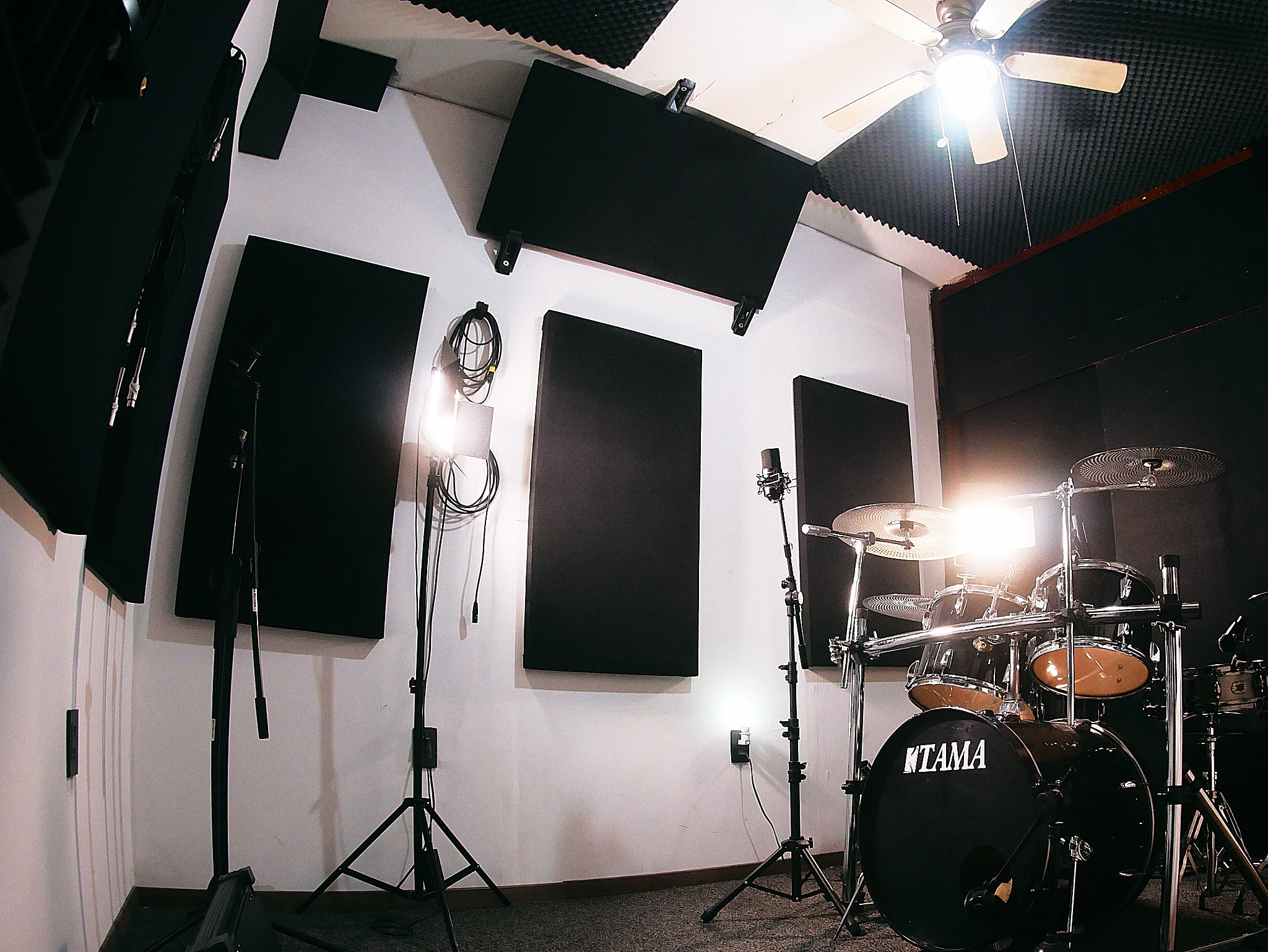 Equipo de iluminación profesional del estudio