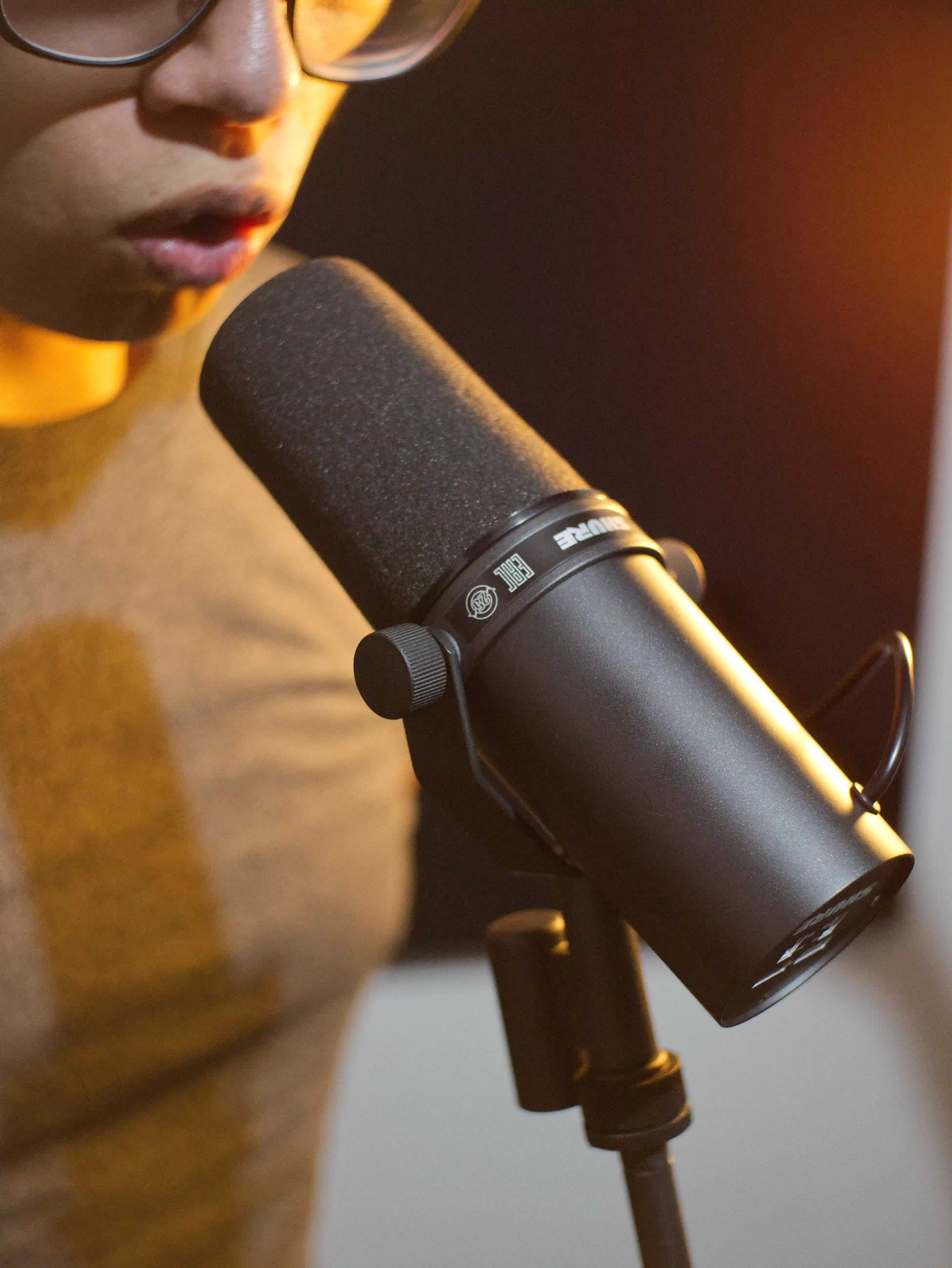 Sesión de grabación vocal en AXA Studios